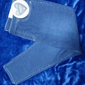 New High Rise, 3 Pockets Jean